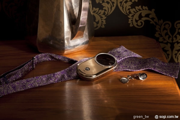 12月10日推出「AURA™鑽石限量珍藏版手機」預購活動,建議售價為NT$138,000元,意者請洽摩托羅拉預購專線02-2705-1811。如需瞭解更多上市詳情,請查詢www.motorola.com/tw 。