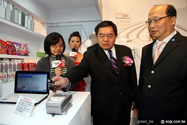 圖二：今日遠傳大寬頻WiMAX 4G記者會於台中舉辦，遠傳電信徐旭東董市長與台中市胡市長帶領多位貴賓親身體驗遠傳大寬頻WiMAX 4G高速率、高品質的傳輸效果與無線魅力