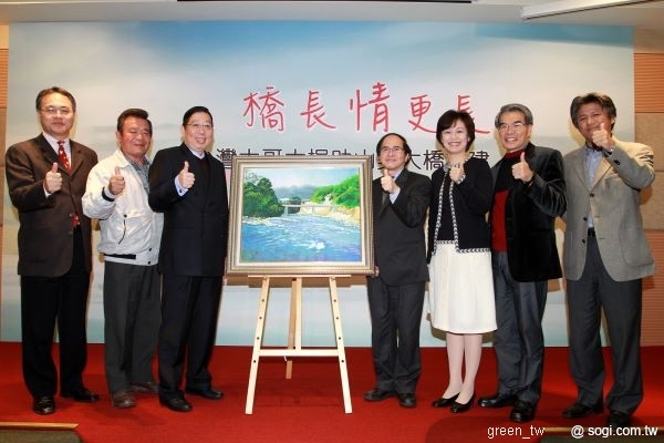 國家通訊傳播委員會(NCC)委員謝進男、嘉義縣縣長張花冠、嘉邑行善團理事長林塗發以及多位貴賓共同參與動土儀式,代表新山美大橋重建工程順利展開。台灣大哥大基金會董事長蔡明興
