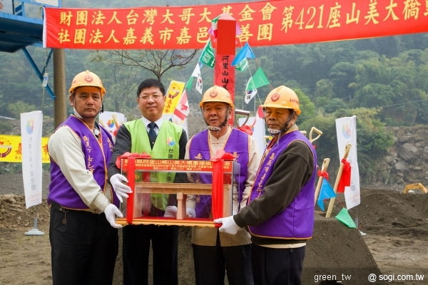 嘉邑行善團理事長林塗發(右二)致贈大橋重建模型予台灣大哥大副總經理王鴻紳(左二)。