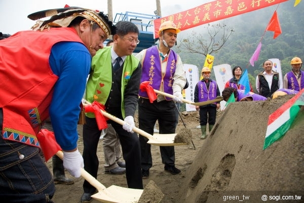 台灣大哥大副總經理王鴻紳(中)、山美村村長莊榮貴(左)及嘉邑行善團共同進行動土儀式。