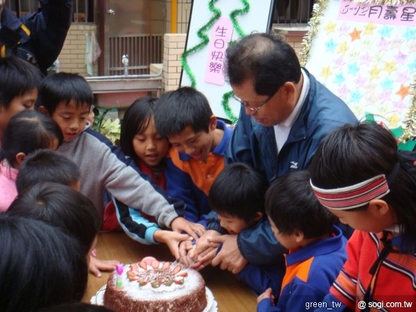 LG電子白明源董事長與小朋友一起慶生