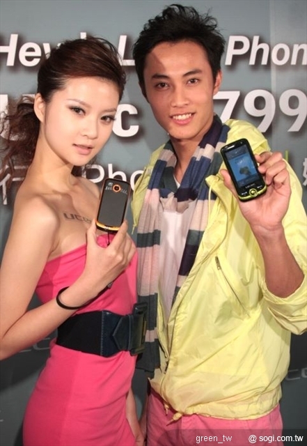 Utec E799 行動Phone趴機透過搖擺、揮舞、甩動等擬真之情境操作可暢玩多款遊戲！