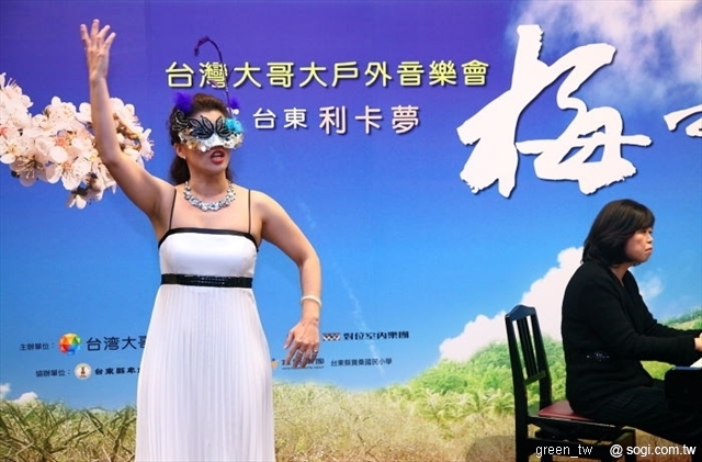 花腔女高音黃絢雯將於1月24日台灣大哥大假台東利嘉國小利卡夢梅之宴戶外音樂會上一展她精湛的演唱技巧
