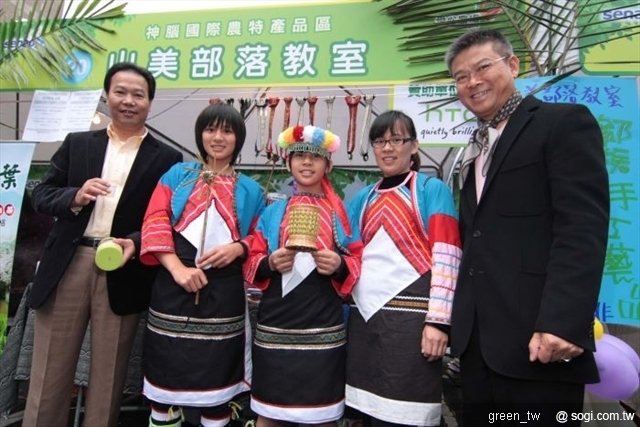 神腦國際首創國內企業公益尾牙「愛心農場尾牙園遊會」，邀請嘉義縣山美及屏東縣南和國小學童表演活力原鄉舞蹈，現場氣氛溫馨。