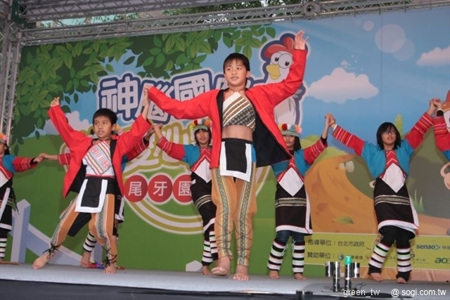 神腦國際舉辦另類公益尾牙園遊會，邀請國小學童表演活力原鄉舞蹈，現場氣氛熱絡溫馨。