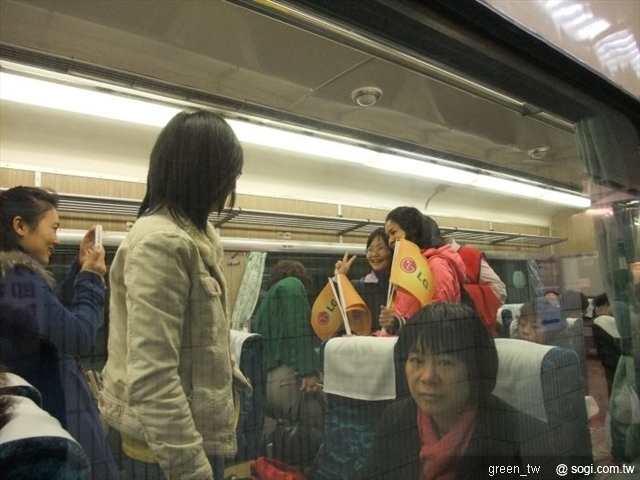 大陸遊客一上車，馬上拿起相機,為台灣之行特有的鐵路旅遊留下倩影