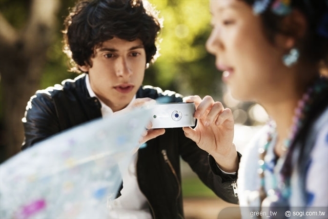 Sony Ericsson Vivaz™ 採用首見於Xperia X10上的「人體工學曲線」設計,這項全新的設計理念也將成為Sony Ericsson 2010年產品的設計特色。手機的背部仿造人體曲線的設計