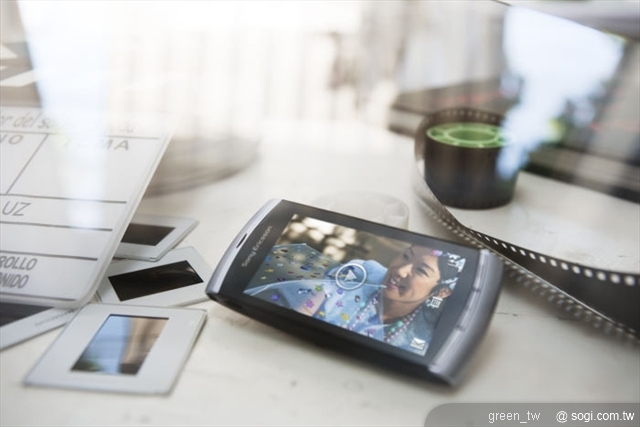 Sony Ericsson Vivaz™擁有HD高畫質攝影功能,讓行動通訊真正落實成為一種隨身娛樂,消費者可使用最新的影片拍攝和分享功能來發布個人的最佳使用體驗。
