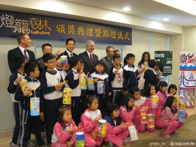 台灣地區將挑選出1005件優勝的作品，連同另外1005件加拿大兒童之優勝作品，逐一製作成燈籠，在今年1至3月冬季奧運期間，於溫哥華等地以公共藝術作品方式巡迴展出。