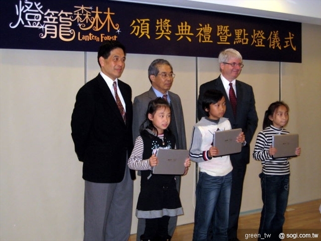 中為宏碁台灣營運總部總經理林顯郎，右為加拿大駐台辦事處代表Scott Fraser，前為三位得獎小朋友手持宏碁奧運紀念筆記型電腦