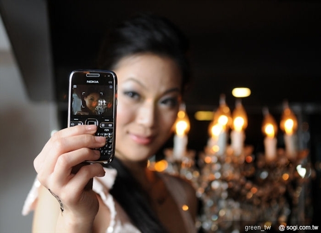 Nokia E72內建500萬畫素相機、3.5mm音源插孔、AGPS定位系統