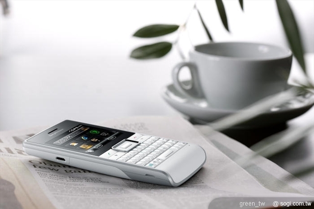 Sony Ericsson Aspen™ 預計於第二季推出，共有經典黑及雪白銀等兩色可供選擇。