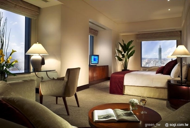 迎春刮刮卡獎項內容豐富，除了有儲值金($5、$10、$50、$100、$300及$500)外，還有包括名牌包、筆電、五星級飯店住宿等大獎