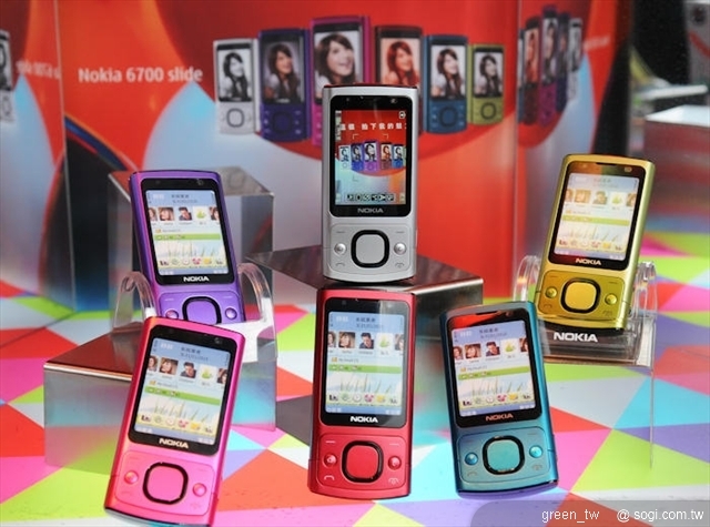 Nokia 6700 slide 預計於二月底起於諾基亞行動電話館與全省67家諾基亞行動體驗特約店開賣，推出銀河灰、釉惑紫、鏈戀桃、錫蘭紅、鐳霆藍、鎂光綠六色，隨包裝加贈限量版 BH-105藍牙耳機