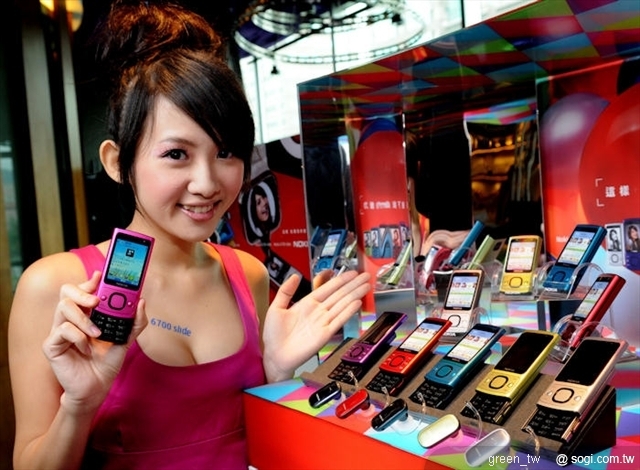「諾基亞此次推出Nokia 6700 slide，以多種大膽鮮豔的亮麗色彩，顛覆市場對於智慧型手機外型不夠多變及顏色單調的傳統印象，讓消費者的行動生活可以兼具智慧與時尚需求；Nokia 6700 slide 使用鋁合金材質，具備台灣市場喜愛的金屬質感
