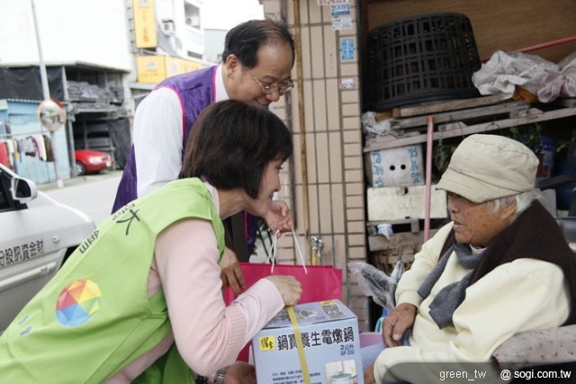 外訪：台灣大哥大公共事務處處長阮淑祥，與台東基督教醫院院長暨一粒麥子基金會董事長呂信雄，探視住在光復鄉大華村的鳳嬌阿嬤，送上年節賀禮。