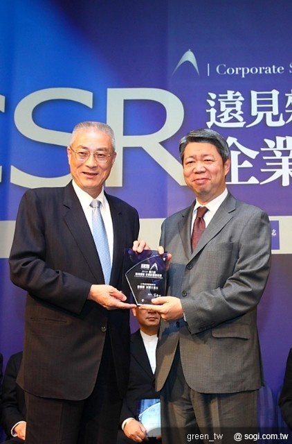 台灣大哥大今（4）日勇奪2010年第六屆遠見企業社會責任獎服務業組「楷模獎」，總經理張孝威親自出席受獎。