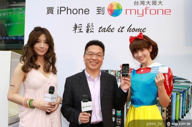 在今(12)日舉辦開賣首日i fun party，蔡淑臻與消費者面對面體驗iPhone的使用樂趣，來店闖關成功者可以再拿到申辦折價券，申辦iPhone資費專案最高可再折價2500元！