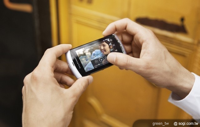 Sony Ericsson Vivaz™ 美攝機除了具備逼真高解析度的720p HD畫質影片拍攝功能,還擁有810萬畫素相機,具備自動對焦、臉部追蹤偵測與微笑快門功能,也可以使用Wi-Fi連線上網