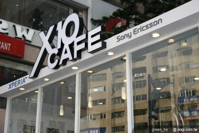 Sony Ericsson特別砸下重金在東區地標Bistro 98大樓前廣場打造「X10 Café」，從即日起到四月底止，舉行為期一個半月的XPERIA™ X10體驗活動，店內提供免費LAVAZZA頂級咖啡和舒適空間，並有專人為您服務