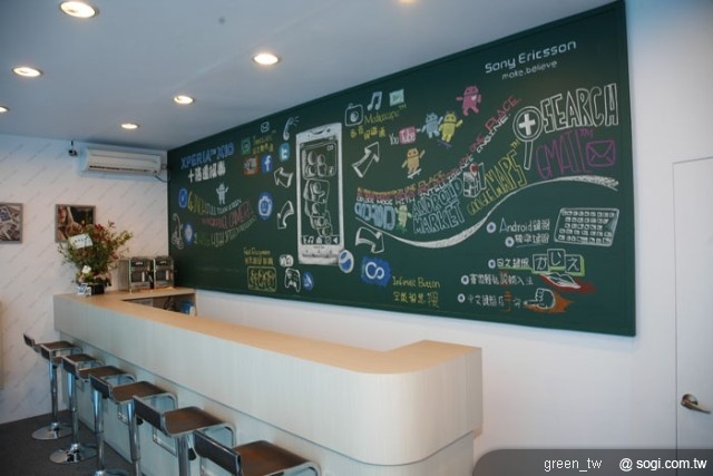 Sony Ericsson特別砸下重金在東區地標Bistro 98大樓前廣場打造「X10 Café」，從即日起到四月底止，舉行為期一個半月的XPERIA™ X10體驗活動，店內提供免費LAVAZZA頂級咖啡和舒適空間，並有專人為您服務