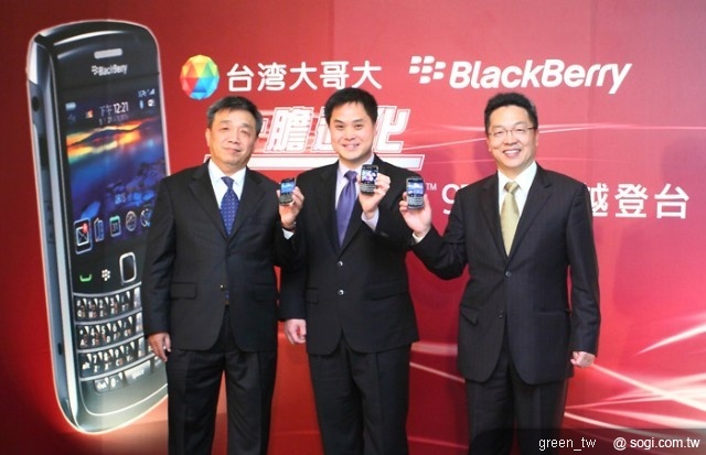 台灣大哥大個人用戶事業群賴弦五營運長（右）、企業用戶事業群周鐘麒（左）、RIM亞太區副總裁勞偉強先生今日共同宣布，BlackBerry Bold 9700即日起在台灣上市。