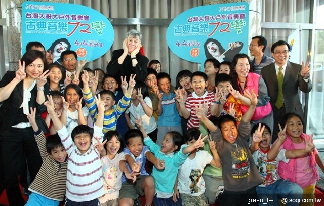 圖4:鳳山市中山國小學童開心與默劇大師丹卡明互動合影