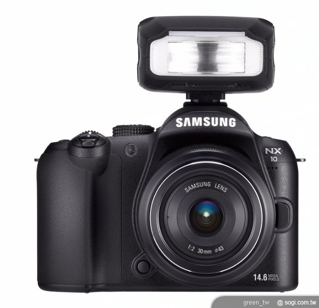 Samsung NX10 擁有類DSLR的強大功能，推出了「餅乾定焦鏡」、「18-55mm鏡頭」與「50-200mm鏡頭」等三種鏡頭選擇