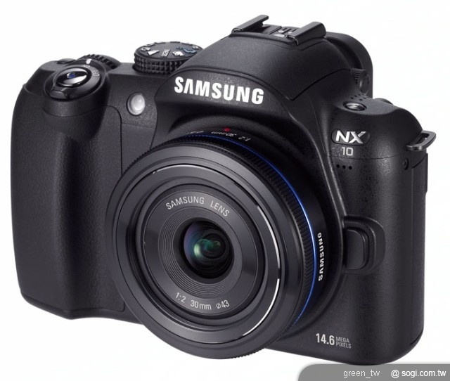 Samsung NX10擁有目前市面上速度最快的自動對焦(AF)功能，搭載14.6 MP APS-C尺寸的CMOS感光元件