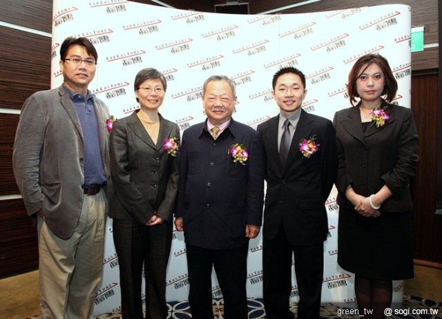 圖說四：(左起)Madhouse億動傳媒廣告Founder & CEO馬良駿、遠傳電信商務長李彬、通訊產業聯盟會會長翁樸山、台灣大學資訊工程系助理教授陳彥仰以及財團法人資策會產業支援處處長詹婷怡，共同出席S市集開發者智慧型手機應用軟體研討會。