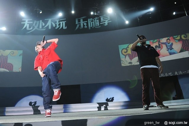 張震嶽和熱狗演唱「天下玩樂令」主題曲 High翻全場
