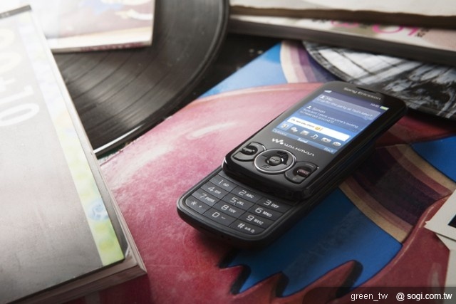 Sony Ericsson Spiro™ Walkman™ 手機預定將於第三季初推出。 共有極致黑、落日粉、春意綠以及神秘黑四色可供選擇。