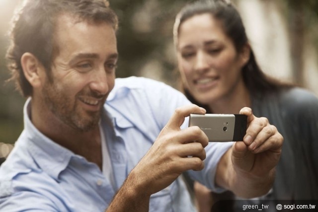 Hazel 帆船機搭載五百萬畫素的自動對焦相機及具備臉部偵測及微笑快門
