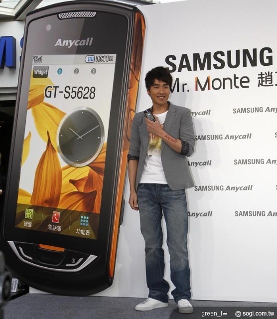 Samsung Monte S5628麻吉機搭載的高速上網功能，以及內建社群網站程式，讓趙又廷輕鬆分享各種精采的生活與工作狀態。