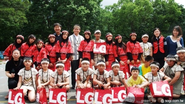 LG電子白明源董事長與桃園縣復興鄉三光國小小朋友合照