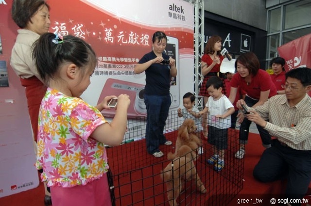 7歲林小妹與參賽者用altek手機「小孩與寵物」為現場小狗捕捉最可愛清晰的寫真照