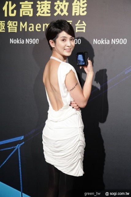 楊采妮第一次露出美背獻給最寵愛的Nokia 900