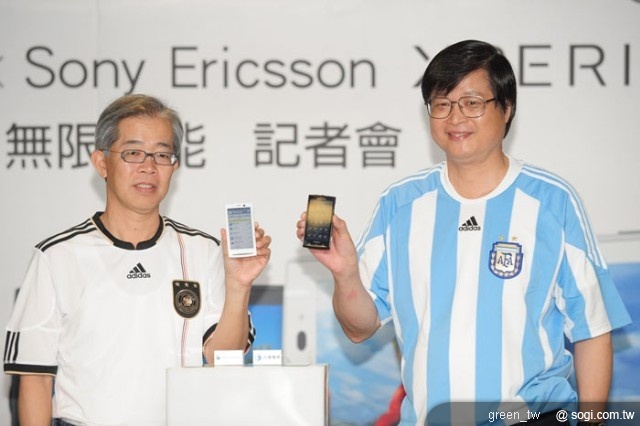 Sony Ericsson總經理葉順發和中華電信副總石木標啟動合作儀式