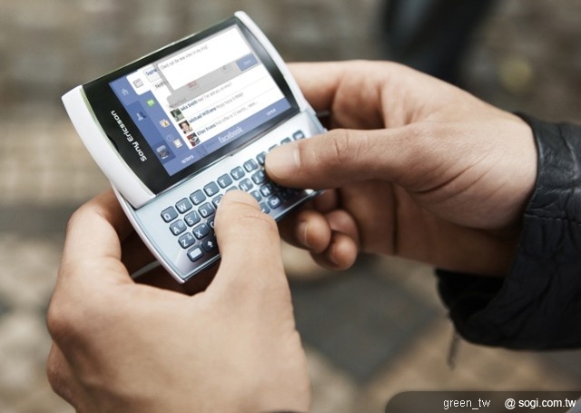 5月24日上市的姊妹機Sony Ericsson Vivaz Pro™,不僅保有同樣高規格的3.2吋16:9高畫質觸控螢幕,以及強大的HD攝錄功能,同時又加入滑出式QWERTY 鍵盤