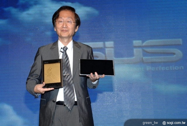 華碩電腦董事長施崇棠展示華碩最新產品 EeeTablet(左)及EeePad(右)