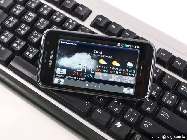 採用 Android 作業系統的 Samsung GALAXY S i9000 搭載 4 吋 SuperAMOLED 高彩螢幕和 1GHz 處理器