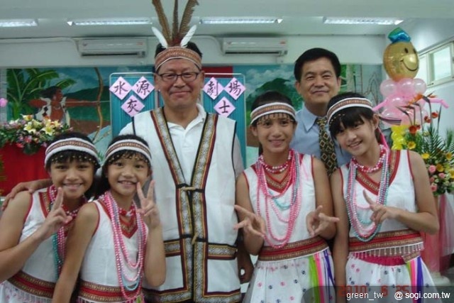 花蓮縣水源國小學童獻上太魯閣族傳統服飾給予LG電子白明源董事長