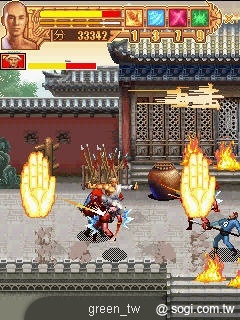 《天罡北斗少林拳》主角除使出拳腳功夫外,還可擊破特殊景物、從中獲得刀劍棍棒等武器