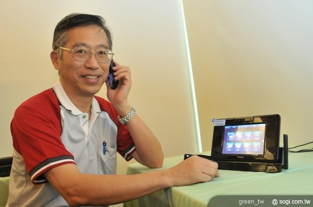 中華電信總經理張曉東表示,i 顧家智慧話機整合了家庭常用的生活資訊及居家監控系統,突破了過去傳統市話的功能,再次掌握了數位匯流的趨勢