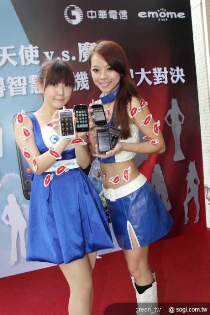 清純天使小草與魔鬼甜心小葵為爭取「新一代智慧女神」封號，以甜美可愛與火辣驚豔擄獲現場眾多宅男熱吻票選！