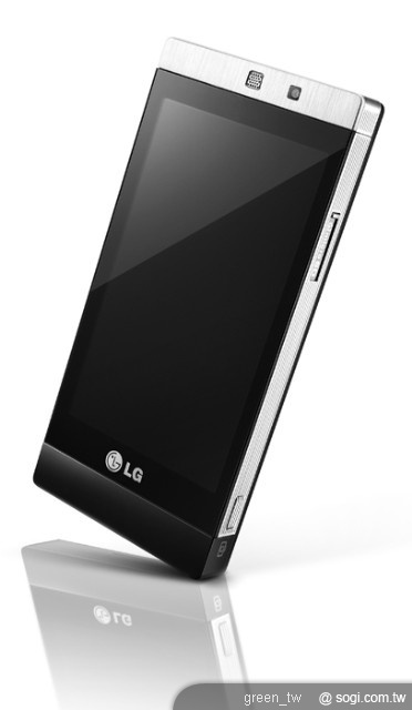 LG mini GD880 內建 500 萬畫素自動對焦相機,支援錄影功能及多種相機設定選項,包括有微距、臉部追蹤、全景拍攝、微笑快門、美顏效果、縫合拍攝及 ISO 800 感光拍攝