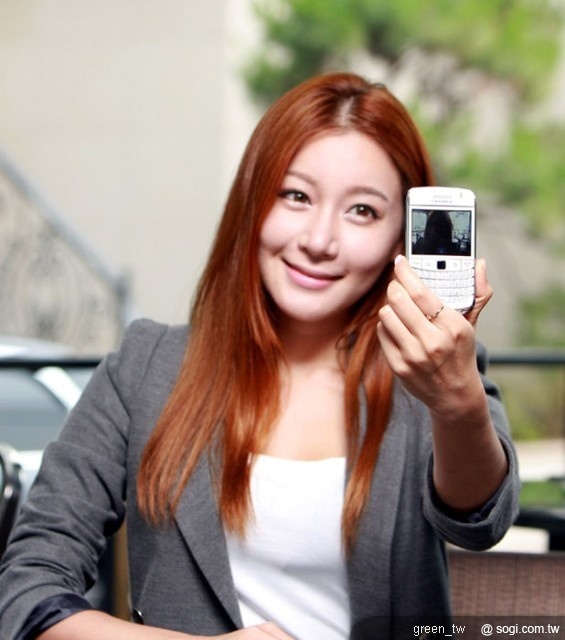 白色 BlackBerry Bold 9700，台灣大哥大贈送限量原廠精美手機套（具備省電功能），並隨手機再贈送雅詩蘭黛細緻明眸組一份兌換券（市值 510 元）。