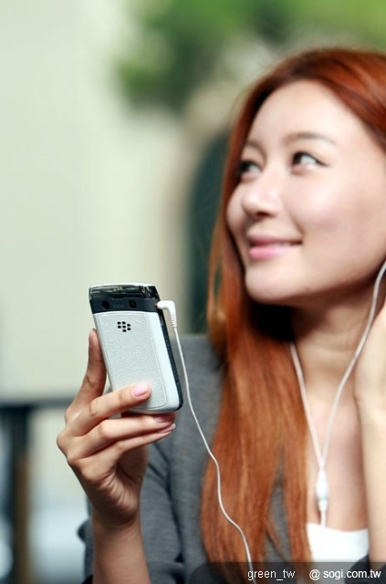 台灣大哥大首度引進白色款的 BlackBerry 智慧型手機，宣告 BlackBerry 不再是商務男士的專利，更展現了時尚女性的自我個性及優雅品味。