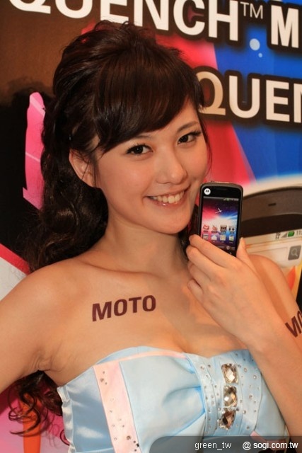 QUENCH_ XT3 內建300 萬畫素相機，加上數位變焦和 LED 閃光燈，消費者可以隨時拍出精采動人的照片和影片